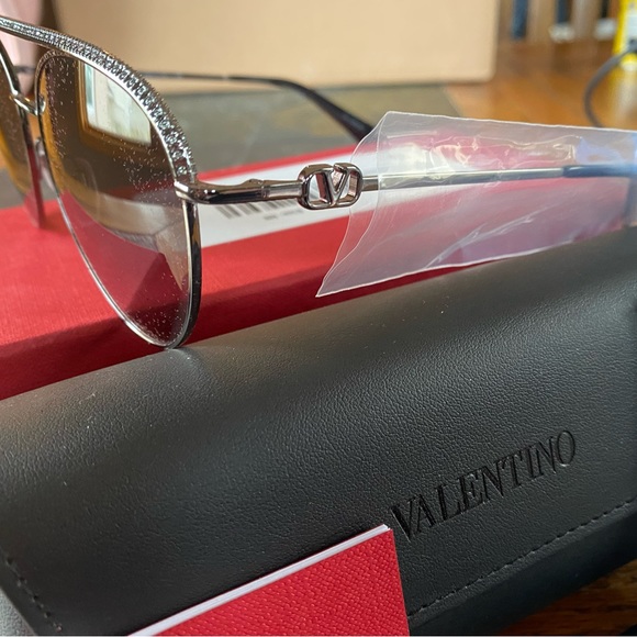 Brand new, never worn ladies Valentino sunglasses. - Picture 4 of 12